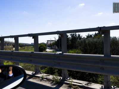 Percorrendo la tangenziale in direzione sud, prima dell'uscita Poggiofranco, si intravede il villaggio 